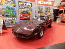 Chevrolet Corvette C3 Targa aus dem Modelljahr 1978 im Farbton medium red. Im Jahr 1978 feierte die Modellreihe Corvette ihr 25-jähriges Modelljubiläum. 49.213 Fahrzeuge verließen in diesem Jahr das Werk in Louisville/Kentucky. Der Basispreis für eine Corvette lag 1978 bei US$ 8647,65. Angetrieben wird die Corvette des Modelljahres 1978 von einem V8-Motor, der aus einem Hubraum von 5733 cm³ entweder 185 PS oder 225 PS leistet. Techno Classica Essen am 27.03.2022.