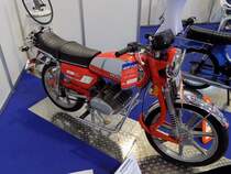 Hercules K50RL der Modelljahre 1977 bis 1980 im Farbton karminrot. Des weiteren konnte das Modell auch in den Farbtönen metallic-grün und stratosblaumetallic bestellt werden. Ein solches Kleinkraftrad kostete in seinem letzten Modelljahr genau DM 3100,00. Der Einzylinderzweitaktmotor aus dem Hause Sachs hat einen Hubraum von 49 cm³ und leistet 6,25 PS. Techno Classica Essen am 27.03.2022.