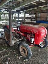 Porsche  Junior Ackerschlepper  am 1. April 2022  abgestellt in einem Schuppen in Möhnesee Neuhaus
