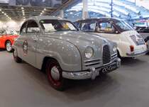 Saab 93, gebaut von Dezember 1955 bis Februar 1960 im Stammwerk Trollhättan. Der  93  löste den bereits 1949 vorgestellten, optisch ähnlichen, Saab 92 ab. Der hier gezeigte Saab 93 muss vor September 1957 gebaut worden sein, da er noch mit einer geteilten Frontscheibe ausgerüstet ist. Der Dreizylinderreihenzweitaktmotor stammt aus dem Regal von DKW, hat einen Hubraum von 748 cm³ und leistet 33 PS. Techno Classica Essen am 27.03.2022.