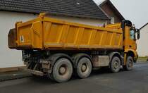 =MB Arocs 3245 von Erdarbeiten WEIDER steht auf einer Baustelle in Petersberg, 01-2022