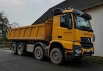 =MB Arocs 3245 von Erdarbeiten WEIDER steht auf einer Baustelle in Petersberg, 01-2022