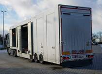 =MB Actros 1843-Sattelzug mit einem speziellen Auflieger steht im Januar 2022 an der A7