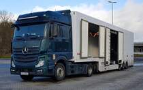 =MB Actros 1843-Sattelzug mit einem speziellen Auflieger steht im Januar 2022 an der A7