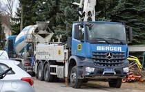 BERGER HOLDING SE mit einem MB AROCS 2840 und einer SCHWING S 36 X Betonpumpe als Aufsatz am 06.04.22 im Einsatz in Golm (Potsdam). 