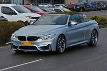 BMW M4 Cabrio, gesehen beim verlassen einer Tankstelle. 04.2022 