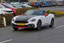 Abarth 124 Spider Cabrio, aufgenommen an einer Bushaltestelle. 04.2022