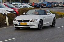 BMW Z4 nimmt bei der Ausfahrt von einem Parkplatz fahrt auf. 04.2022