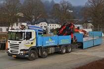 Scania G400 Hängerzug steht an einer Baustelle. 03.2022
