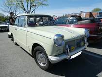 Trimuph Herald 1200 Saloon. Das Modell war von 1962 bis 1971 im Verkaufsprogramm der Marke aus Coventry. Nachdem Triumph im Jahr 1961 dem Leyland-Konzern einverleibt wurde, kam der Herald als Herald 1200 wieder aus der Versenkung. Der Vierzylinderreihenmotor leistet 40 PS aus einem Hubraum von 983 cm³. Oldtimertreffen Café del Sol Gelsenkirchen am 18.04.2022.