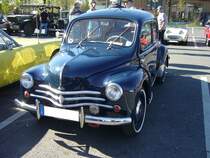 Renault 4CV, produziert in den Jahren von 1946 bis 1961. Der 4CV wurde heimlich während der deutschen Besetzung des Werkes Billancourt konstruiert. Während seiner 15-jährigen Produktionszeit wurde der  Motte de Beurre  neben der 2CV von Citroen zum französischen  Volkswagen . Der Vierzylinderreihenmotor mit einem Hubraum von 747 cm³ leistete zwischen 17 PS und 26 PS. Der hier abgelichtete 4CV müsste ein Modell nach 1957 sein, da es nicht mehr mit den charakteristischen Sternfelgen ausgerüstet ist. Oldtimertreffen Café del Sol Gelsenkirchen am 18.04.2022.