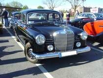 Mercedes Benz W120 180, gebaut von 1953 bis 1957. Ein solcher 180´er stand bei seiner Vorstellung im Juli 1953 mit einem Kaufpreis von mindestens DM 9950,00 in den Preislisten der Händler. Dafür bekam der Käufer ein solides, modernes Fahrzeug mit einem Vierzylinderreihenmotor. Dieser Motor leistet aus einem Hubraum von 1767 cm³ 52 PS. Oldtimertreffen Café del Sol Gelsenkirchen am 18.04.2022.