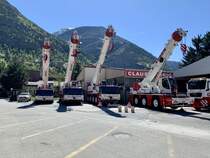 Ostern 2022: Die Liebherr Autokräne von Clausen Kran am 17.4.22 vor dem Depot in Gamsen.