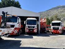 Die drei MAN Tieflader von Clausen Kran am 17.4.22 vor dem Depot in Gamsen.