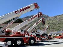 Die Liebherr Autokräne und MAN Tieflader von Clausen Kran am 17.4.22 vor dem Depot in Gamsen.