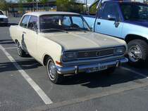 Opel Rekord B Limousine, gebaut von 1965 bis 1966. Der Rekord B war im Grunde ein facegelifteter Rekord A, in dem lediglich neu konstruierte Motoren verbaut wurden. Das Modell war als zwei- und viertürige Limousine, als Coupe, und dreitüriges Kombimodell namens CarAvan lieferbar. Der Kaufinteressent hatte drei Vierzylinderreihenmotoren zur Auswahl: 1.492 cm³ mit 60 PS, 1.698 cm³ mit 75 PS wie der Wagen auf dem Foto und 1.897 cm³ mit 90 PS. Der abgelichtete Rekord ist im Farbton chamonixweiß lackiert. Oldtimertreffen Café del Sol Gelsenkirchen am 18.04.2022.