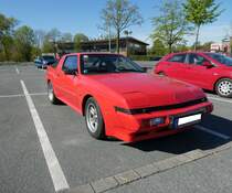 Mitsubishi Starion, produziert von 1982 bis 1990. Der Starion kam als Konkurrenz zu den potenten Sportcoupes a´la Nissan ZX und Mazda RX7 auf den Markt. Vorgestellt wurde das Modell auf dem Genfer Salon des Jahres 1982. Der Vierzylinderreihenmotor mit Turboaufladung stammt aus Lancer 2000 und hat einen Hubraum von 1997 cm³. Anfangs leistete dieser Motor 170 PS. Ab Mai 1985 erhöhte sich die Leistung auf 180 PS. Ab September 1987 wurde der Hubraum auf 2555 cm³ aufgebohrt. Jetzt leistete der Motor 155 PS, allerdings mit geregeltem Katalysator. Oldtimertreffen Café del Sol Gelsenkirchen am 18.04.2022.