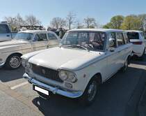 Fiat 1500 Familiare, produziert von 1964 bis 1967. Eigentlich heißt die Baureihe 1300/1500, da die Autos, bis auf die Motorisierung, identisch waren. Die Modellreihe schloss die Lücke zwischen dem  Millecento  (1100) und der Baureihe 1800/2100. Der abgelichtete Familiare stammt aus dem Modelljahr 1966. Der Vierzylinderreihenmotor hat einen Hubraum von 1481 cm³ und leistet 75 PS. Oldtimertreffen Café del Sol Gelsenkirchen am 18.04.2022.