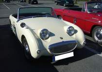 Austin Healey Sprite MK 1 im Farbton old english white. Der Sprite MK 1 wurde von 1958 bis 1961 gebaut. Angetrieben wird er vom Vierzylinderreihenmotor aus dem Austin A35. Dieser leistet 44 PS aus einem Hubraum von 948 cm³. Aufgrund der Anordnung seiner Scheinwerfer erhielt der Sprite im Volksmund den Namen  Frogeye  bzw. im deutschsprachigen Raum dann  Froschauge . Oldtimertreffen Café del Sol Gelsenkirchen am 18.04.2022.