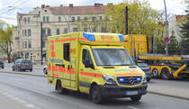 Arbeiter-Samariter-Bund (ASB) Rettungsdienst Berlin mit einem MB Sprinter RTW auf Einsatzfahrt am 19.04.22 Berlin Karlshorst.