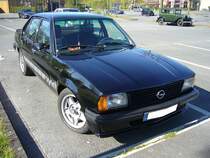 Opel Ascona B Sport. Dieses Sondermodell des 1975 vorgestellten Ascona B, stand nur im Jahr 1980 in den Verkaufsprospekten der Rüsselsheimer. Der Vierzylinderreihenmotor mit einer Bosch L-Jetronic Benzineinspritzung hat einen Hubraum von 1998 cm³ und leistet 110 PS. Die Höchstgeschwindigkeit wurde mit 187 km/h angegeben. Oldtimertreffen Café del Sol Gelsenkirchen am 18.04.2022.