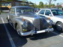 Mercedes Benz W189 300d, gebaut von 1957 bis 1962. Der 300d war die letzte Ausbaustufe des bereits 1951 vorgestellten W186 II Typ 300 (genannt  Adenauer-Mercedes ). Er wurde während seiner Produktionszeit mehrfach modernisiert. Der Sechszylinderreihenmotor wird von einer Bosch-Einspritzpumpe mit Kraftstoff versorgt. Aus einem Hubraum von 2996 cm³ leistet der Wagen 160 PS und macht ihn 170 km/h schnell. Oldtimertreffen Café del Sol Gelsenkirchen am 18.04.2022.