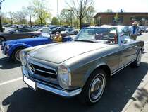 Mercedes Benz W113 E28 (280 SL), produziert von in den Jahren 1968 bis 1971. Als Typ 230SL stand das Modell bereits ab 1963 bei den Händlern. Der 280 SL war das stärkste Modell der sogenannten  Pagoden-Baureihe . Als 280SL verkaufte sich das Modell genau 23.885 mal. Der Sechszylinderreihenmotor leistet 170 PS aus einem Hubraum von 2778 cm³. Die Höchstgeschwindigkeit wurde damals mit 200 km/h angegeben. Oldtimertreffen Café del Sol Gelsenkirchen am 18.04.2022.
