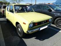 Datsun Cherry 100A als zweitürige Limousine, wie er von 1972 bis 1977, auch unter der Typenbezeichnung  Cherry  im Verkaufsprospekt zu finden war. Der  Cherry  wurde im Oktober 1972 vorgestellt. Das Modell war als zwei- und viertürige Limousine, als dreitüriges Kombimodell, sowie als Coupe lieferbar. Der modern konzipierte Kleinwagen brauchte den Vergleich mit der Konkurrenz nicht zu scheuen. War er doch mit einem quer eingebauten Vierzylinderreihenmotor ausgerüstet, der aus einem Hubraum von 988 cm³ eine Leistung von 45 PS an die Vorderachse weiter gibt. Ein solches Auto stand im Herbst 1972 mit einem Kaufpreis von DM 5990,00 in den Preislisten der Datsun-Händler. Oldtimertreffen Café del Sol Gelsenkirchen am 18.04.2022.