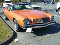 Chevrolet Camaro aus dem Modelljahr 1977. Er gehört somit zur zweiten Modellreihe, die von 1974 bis 1978 vom Band lief. Der Camaro wurde 1966 von der GM-Division Chevrolet als Konkurrenz für den legendären und sehr erfolgreichen Ford Mustang auf den Markt gebracht. So weit mit bekannt ist, wurde der Camaro auf dem deutschen Markt nur mit zwei V8-Motorisierungen angeboten: 5001 cm³ mit 145 PS und 5733 cm³ mit 172 PS. Im Moment ist der Camaro als Retro-Muscle-car wieder recht erfolgreich am Markt. Oldtimertreffen Café del Sol Gelsenkirchen am 18.04.2022. 