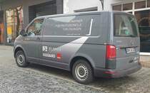 =VW T6 von JELD - WEN-Türlösungen steht im Januar 2022 in Hünfeld