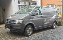 =VW T6  von JELD - WEN-Türlösungen steht im Januar 2022 in Hünfeld