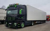 =MB Actros 1865 steht zur Fahrerpause auf einem Rastplatz an der A 7, 01-2022