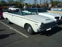 Dodge Dart Convertible aus dem Jahr 1964. Das Kompaktmodell Dart wurde im Jahr 1963 vorgestellt und war als zwei- und viertürige Limousine, fünftüriges Kombi, zweitüriges Hardtop-Coupé und als Cabriolet lieferbar. Im ersten Modelljahr konnte der Kunde zwischen zwei Sechszylinderreihenmotoren wählen: 2789 cm³ mit 102 PS und 3682 cm³ mit 147 PS. Ab dem Modelljahr wurde das Motorenprogramm um einen V8-Motor mit einem Hubraum von 4473 cm³ und einer Leistung von 182 PS ergänzt. Oldtimertreffen Café del Sol Gelsenkirchen am 18.04.2022.