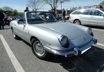Fiat 850 Sport Spider, gebaut von 1968 bis 1972. Der 850´er Sport Spider basierte auf dem bereits 1965 vorgestellten 850 Spider. Der im Heck verbaute, wassergekühlte Vierzylinderreihenmotor leistet aus einem Hubraum von 903 cm³ 52 PS. Der Wagen ist im Farbton grigio chiaro lackiert. Oldtimertreffen Café del Sol Gelsenkirchen am 18.04.2022.