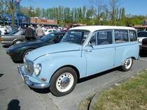 DKW Auto Union 1000 Universal, gebaut von 1959 bis 1962. Der Auto Union 1000 entsprach dem DKW 3=6, hatte aber einen auf 980 cm³ aufgebohrten Dreizylinderreihenzweitaktmotor, der 44 PS leistet. Der abgelichtete 1000 Universal ist in der Originalfarbe diamantblau/elfenbein lackiert und stammt aus dem Jahr 1962. Ein solches zweitüriges Kombi gab es zum Einstandspreis von DM 6.725,00. Oldtimertreffen Café del Sol Gelsenkirchen am 18.04.2022.