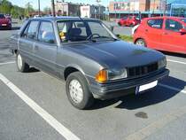 Peugeot 305SR. Der 305´er von Peugeot stand ab Ende 1977 bei den Vertragshändlern. Das Modell mauserte sich schnell, besonders in seinem Heimatland, zum Verkaufsschlager. Das Auto war als viertürige Limousine, fünftüriges Kombimodell namens Break und in einigen Ländern auch als Kastenwagen lieferbar. Hier sehen wir eine Limousine der Modelljahre 1982 bis 1988. Serienmäßig hatte der Wagen einen Vierzylinderreihenmotor mit einem Hubraum von 1472 cm³ und einer Leistung von 74 PS. Ab dem Modelljahr 1986 konnte auch ein Vierzylinderreihenmotor mit einem Hubraum von 1905 cm³ und einer Leistung von 98 PS bestellt werden. Oldtimertreffen Café del Sol Gelsenkirchen am 18.04.2022. 