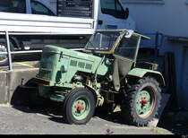 BUHRER Traktor abgestellt vor einer Garagen einfahrt in Herzogenbuchsee am 18.04.2022