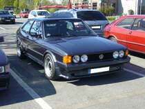 VW Scirocco 1 GTI. Ein VW Typ 53, uns besser bekannt als Scirocco, wie er in den Jahren von 1974 bis 1981 gebaut wurde. Der Scirocco war nichts anderes, als die Coupeversion des einige Wochen später vorgestellten Golf 1. Das Design, des bei Karmann in Osnabrück produzierten Scirocco 1, stammte von Giugiaro. Der gezeigte Wagen trägt schon die Front der Facelift-Modelle ab 1977. Serienmäßig hat der GTI einen Vierzylinderreihenmotor mit einem Hubraum von 1588 cm³ und leistet 110 PS. Oldtimertreffen Café del Sol Gelsenkirchen am 18.04.2022.