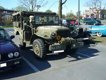 Dodge WC52 Mannschaftstransporter. Die WC-Baureihe 51/52 (W eapon C arrier) der US-Marke Dodge, wurde von 1941 bis 1945 fast 380.000 mal gebaut. Es gab alleine für dieses allradangetriebene Modell 30 Karosserieversionen. Der gezeigte Mannschaftstransporter ist für bis zu zehn Personen, incl. Fahrer, ausgelegt. Angetrieben wird das sehr robuste Fahrzeug mit Allradantrieb und einer Nutzlast von 0.75to von einem Sechszylinderreihenmotor mit einem Hubraum von 3772 cm³ und einer Leistung von 93 PS. Oldtimertreffen Café del Sol Gelsenkirchen am 18.04.2022.