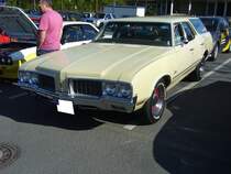 Oldsmobile Cutlass Cruiser aus dem Modelljahr 1971. Ein solcher Cutlass Cruiser kostete im Jahr 1971 in den Bundesstaaten an der US-Westküste mindestens US$ 4358,00. Das Modell war mit einem Sechszylinderreihenmotor, den aber die wenigsten Kunden bestellten (angeblich nur 47 Stück), oder einem V8-Motor mit einem Hubraum von 5736 cm³ und einer Leistung von 314 PS lieferbar. Oldtimertreffen Café del Sol Gelsenkirchen am 18.04.2022.