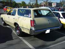 Heckansicht eines Oldsmobile Cutlass Cruiser aus dem Modelljahr 1971 im Farbton bamboo. Oldtimertreffen Café del Sol Gelsenkirchen am 18.04.2022.