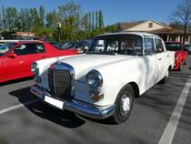 Mercedes Benz W110 230, gebaut in den Jahren von 1965 bis 1968. Die  kleine Heckflosse  erschien bereits im Jahr 1961 und war mit einem 1.897 cm³ Vierzylinderreihenbenzinmotor = Modell 190 oder einem 1.988 cm³ Vierzylinderreihendieselmotor = Modell 200D lieferbar. 1965 erhielt die W110 Baureihe ein Facelift. Ab diesem Zeitpunkt war der W110 auch als 230´er, mit einem Sechszylinderreihenmotor lieferbar. Dieser  Sechsender  hat einen Hubraum von 2281 cm³ und leistet bei seinem Erscheinen 105 PS. Im Modelljahr 1966, aus dem auch dieser Wagen stammt, erhöhte sich die Leistung auf 120 PS. Oldtimertreffen Café del Sol Gelsenkirchen am 18.04.2022.