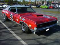Mercury Cougar Replicafahrzeug der TransAm-Serie 1966/1967. Die TransAm Series wurde 1966 ins Leben gerufen. Von Anfang an war allen Herstellern klar, dass die Serie eine großartige Gelegenheit zur Verkaufsförderung sein würde. Einerseits durch die Entwicklung von Teilen unter Rennbedingungen, andererseits durch die Nutzung von Rennerfolgen für die Werbung. In den USA galt schon immer der Spruch: Win on Sunday, sell on Monday! 1967 interessierte sich Mercury für die Teilnahme an dieser neuen und aufregenden Serie, da man hoffte, Mercury zu einer Hochleistungsmarke entwickeln zu können. Das Modell sollte der Cougar sein, und das Rennteam, das ihn zu einem konkurrenzfähigen Rennwagen entwickeln sollte, war die Bud Moore Engineering. Bud Moore hatte bereits NASCAR-Teams eingesetzt und war auf der Rennstrecke erfolgreich. Sein erster Schritt zur Vorbereitung auf die Saison 1967 darin, den Cougar zu einem konkurrenzfähigen Rennwagen zu machen und mit Tests zu beginnen. Der Rennfahrer Rufus  Parnelli  Jones (*12.08.1933) wurde mit den Testfahrten betraut. Tatsächlich erreichte das Team mit dem Cougar direkt im ersten Anlauf die Vize-Meisterschaft. Oldtimertreffen Café del Sol Gelsenkirchen am 18.04.2022.