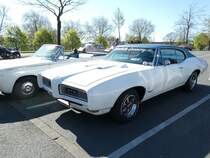 Pontiac GTO Hardtop Coupe aus dem Jahr 1968 und zwar einer von 77.704 gebauten GTO Hardtop Coupes dieses Modelljahres. Das Modell war auch Cabriolet (Convertible) lieferbar. Dieses verkaufte sich jedoch nicht so gut wie das Coupe. Für ein solches Muscle-Car im Farbton cameo ivory war mindestens ein Kaufpreis von US$ 3101,00 fällig. Der 6.6l V8-Motor war mit 265 PS, 350 PS oder 360 PS lieferbar. Oldtimertreffen Café del Sol Gelsenkirchen am 18.04.2022.