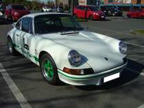 Porsche Carrera RS 2.7 aus dem Jahr 1972. Im Oktober 1972 kam als neues Spitzenmodell der 911-Baureihe der Carrera RS 2.7 auf den Markt. Er war zu diesem Zeitpunkt auch gleich das schnellste Serienauto Deutschlands. Als besonderes Kennzeichen dieses Modells galt der markante Heckspoiler, für den sich bald der Spitzname  Entenbürzel  einbürgerte. Bei seiner Markteinführung kostete ein solcher Carrera DM 35.500,00. Im Februar 1973 erhöhte sich der Kaufpreis um DM 1000,00. Der im Heck verbaute, luftgekühlte, Sechszylinderboxermotor hat einen Hubraum von 2687 cm³ und leistet 210 PS. Die Höchstgeschwindigkeit gab man in Zuffenhausen mit 240 km/h an. Oldtimertreffen Café del Sol Gelsenkirchen am 18.04.2022.
