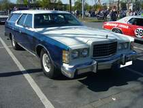 Ford LTD Station Wagon aus dem Modelljahr 1978 in der Farbkombination bright dark blue/white. Ein solch geräumiger Kombiwagen war im Jahr 1978 ab einem Kaufpreis von US$ 5885,00 zu haben. Standardmotorisierung war ein V8-Motor mit einem Hubraum von 302 cui (4949 cm³) und einer Leistung von 134 PS. Oldtimertreffen Café del Sol Gelsenkirchen am 18.04.2022.