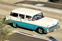 Chevrolet 210 4-Door Station Wagon 1956 (ohne Kühlerfigur - Adler in Düsenjäger-Gestalt) gesehen in Wetzikon, Kanton Zürich, Schweiz, am 20. April 2022