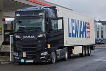 Scania S 450 Sattelzug mit Litauer Kennzeichen, steht nahe einer Tankstelle. 04.2022 