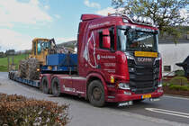 Scania R 520 Schwerlastsattelzug fährt am 23.4.2022 an mir vorbei, Gruß an den freundlichen Fahrer. 