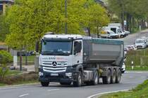 Mercedes Benz Kipper Sattelzug aus dem Deutschen Grenzgebiet, gesehen in Marnach. 04.2022 